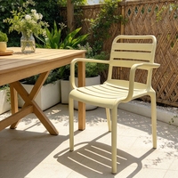 Chaise de jardin moderne en plastique avec accoudoirs, empilable, résistante aux intempéries, à lattes, légère, imperméable, pour extérieur