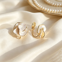 Boucles d'oreilles tendance 2026 hypoallergéniques en or 18 carats, motif fleur de camélia, invisibles, sans douleur, anti-moustiques, à clipser, non percées, pour usage quotidien, cadeau
