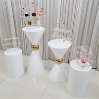 Ensemble de 3 supports à gâteau en métal blanc moderne de luxe, emballés dans un carton, centre de table haut pour mariage