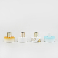 Flacon diffuseur en verre opale côtelé moderne de 100 ml, bouchon métallique à dégradé de couleur personnalisé, emballage pour parfum d'ambiance et arômes domestiques