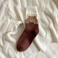 Chaussettes ours Chaussettes mi-mollet pour femmes Chaussettes à poils mignons Étudiants les plus faciles à assortir Automne et hiver Bas à motif ours en peluche