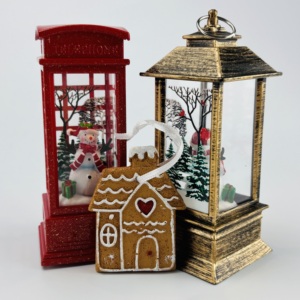 Décoration de Noël suspendue artisanale haut de gamme en résine, maison de pain d'épices et sapin de Noël, ravissante et festive - Product Image 3