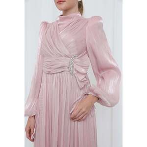 Robe de soirée longue plissée élégante pour femme Puane, teinte, à manches longues, col roulé et ceinture ornée de pierres, pour occasions spéciales - Product Image 2