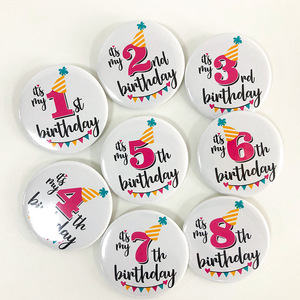 Insignia Redonda de Hojalata con Diseño de Dibujos Animados 'Es <span class=keywords><strong>Mi</strong></span> <span class=keywords><strong>Cumpleaños</strong></span>' con Texto y Número, Lindo Pin Decorativo para <span class=keywords><strong>Cumpleaños</strong></span> Infantiles de Primera Fiesta - Product Image 1