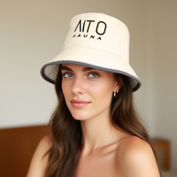Un gorro de sauna de lana pura color crema que convierte la lambda griega en un distintivo de marca y convierte cada sala de vapor en una declaración de diseño.