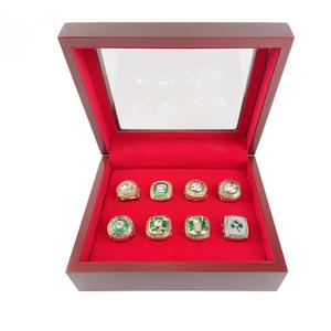 <span class=keywords><strong>Ensemble</strong></span> de 8 bagues de championnat de <span class=keywords><strong>basket</strong></span>-ball personnalisées des Boston <span class=keywords><strong>Celtics</strong></span>, en alliage, avec boîte de présentation en bois incrustée de strass pour hommes - Product Image 1