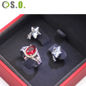 Caja de joyería de plástico con luz LED y logotipo personalizado en rojo dorado, cajas de embalaje para joyería de diseño moderno y elegante. - Product Image 4