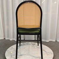 Chaise de salle à manger professionnelle style bistrot français avec dossier médaillon, cadre en métal vintage à dossier arqué, assise rembourrée verte pour café