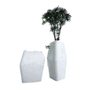Nuevos Maceteros de Hormigón con Aspecto de Piedra, Blancos, Inorgánicos, de Terrazo Artístico, para Centros Comerciales y Hoteles - Product Image 3