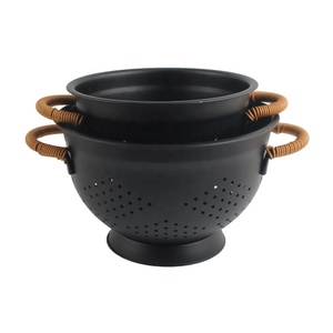 Passoire en acier inoxydable noir avec poignée enveloppée de rotin, outil de cuisine pour pâtes, légumes et fruits - Product Image 1
