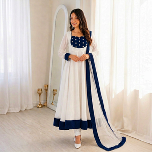 Ensemble de robe de luxe ethnique en soie brodée à séchage rapide avec travail de sequins, bas évasé et dupatta assorti pour femme - Product Image 1