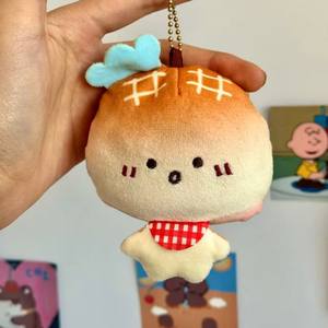 Bambola Cartoon Uomo Pane, Orsacchiotto di Peluche Carino con Materiale Super Morbido, Imbottitura in Cotone PP, Ciondolo Ribaltabile e da Borsa - Product Image 4