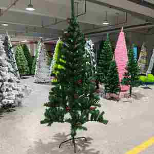 Nouvel arbre de Noël en PVC simulé avec des cônes de pin et des baies rouges, créant une ambiance de Noël avec des décorations d'arbre automatiques - Product Image 1
