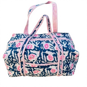 Bolso de lona de tela acolchada de algodón grande para mujer, bolso de viaje y de noche hecho a mano con diseño impreso en bloque - Product Image 1