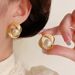 ต่างหูมุกเกลียวชุบทองแบบโอเวอร์ไซส์ สไตล์ยุโรปอเมริกัน สำหรับผู้หญิง - Product Image 1