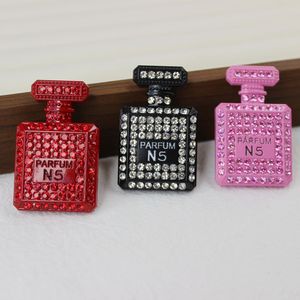 Mini flacon <span class=keywords><strong>de</strong></span> parfum <span class=keywords><strong>de</strong></span> luxe en strass, breloques <span class=keywords><strong>de</strong></span> <span class=keywords><strong>marque</strong></span> <span class=keywords><strong>de</strong></span> créateur scintillantes pour coques <span class=keywords><strong>de</strong></span> téléphone, accessoires <span class=keywords><strong>de</strong></span> breloques en gros - Product Image 4