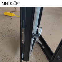 Fenêtre à battant moderne à double vitrage avec cadre en aluminium noir Type de rideau à persiennes pour villa ou maisons résidentielles