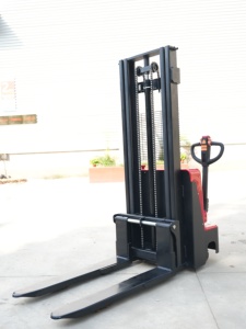 Apilador Eléctrico de 2000 kg de Capacidad, Mástil de Tres Etapas, Batería de Plomo-Ácido, Uso en Interiores, Planta de Fabricación - Product Image 4
