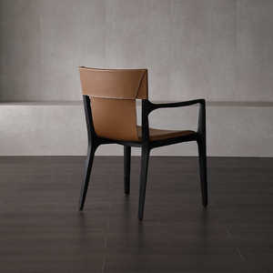 كرسي طعام من الخشب الصلب عالي الجودة من إيسادورا مصمم إيطالي مع مسند للذراعين أثاث منزلي عصري من الجلد السرج - Product Image 3