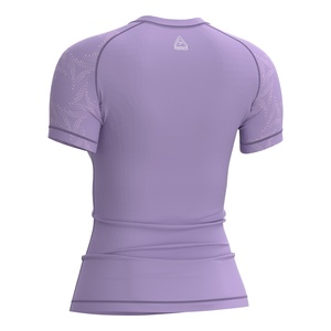 Camiseta de Protección Solar para Mujer con Diseño Exclusivo que Ofrece Comodidad, Protección y un Ajuste Elegante para Actividades Acuáticas y de Artes Marciales - Product Image 4