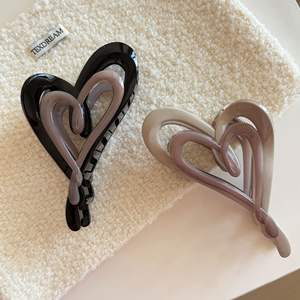 Pinza de Pelo de Plástico para Mujer con Diseño de Corazón Hueco Geométrico y Bloques de Color, Estilo Tiburón - Product Image 1