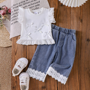 Completo Estivo 2026 per <span class=keywords><strong>Bambina</strong></span> Stile Europeo Americano in Cotone con Pizzo, Blusa a Maniche a Volant con Fiocco e Pantaloni Morbidi con Patch - Product Image 1