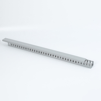 Goulotte de câblage en PVC blanc avec compartiments fermés / Canalisation de câblage