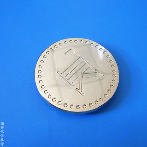 Badge métallique circulaire personnalisé avec design à clous, sans nickel, accessoire de logo de luxe pour quincaillerie de bagages - Product Image 2