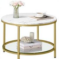 Table basse moderne de luxe à 2 niveaux avec plateau en faux marbre, étagères en verre, structure en acier, mobilier de salon blanc et or pâle