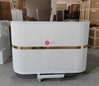 Comptoir de réception moderne en bois de couleur rose avec ligne dorée pour hôtel, hôpital, appartement, école