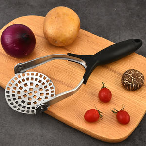 Triturador de patatas de acero inoxidable con mango negro, fácil de limpiar, herramienta de cocina versátil para ajo, batata, taro, comida para bebés - Product Image 1