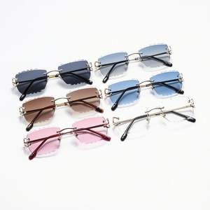 Lunettes de soleil rétro 2025 personnalisées avec logo, verres irréguliers sans monture, protection UV400, branches en alliage, forme carrée, pour hommes et femmes - Product Image 4