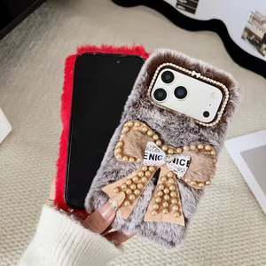 Funda de teléfono de piel de felpa de leopardo para iPhone con soporte para lente de cámara y funda de invierno suave y cálida con pompón peludo para niñas - Product Image 4