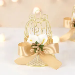 Barato boda creativa Mini Metal oro pájaro jaula cajas de dulces favores caja de regalo para decoración de fiestas suministros caja de dulces forjados