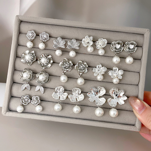 Boucles d'oreilles clous vintage en perles et fleurs avec zircon et cuivre, bijoux de fiançailles et de mariage pour femmes, plaqué or 18 carats et rhodium - Product Image 2