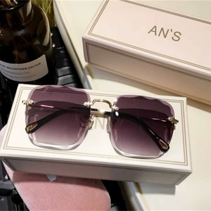 Nuevas Gafas de Sol Cuadradas con Marco Redondo, Simples y Modernas, con Degradado de Color y sin Borde - Product Image 3