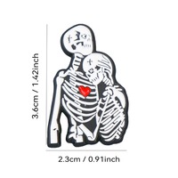 Pin de Solapa Esmaltado con Pareja de Esqueletos Góticos y Corazón Rojo