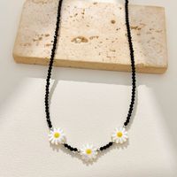 Collier tendance à pendentif fleur en perles coquillages, petit format - Accessoire de mode élégant pour le quotidien et idéal comme cadeau