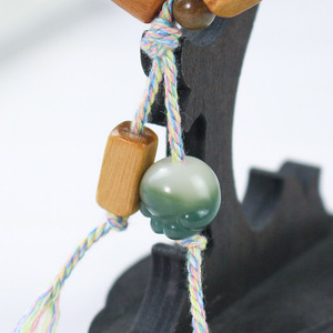 Bracelet perlé rectangulaire créatif Alone en bois de rose et bois de santal vert, unisexe, pour usage quotidien, avec design à pompon - Product Image 4