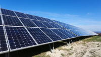 Support au sol en alliage d'aluminium léger pour fermes solaires, cadre résistant à la corrosion, inclinaison réglable, fondation en béton PV