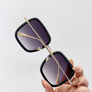 Lunettes de soleil D Brand à monture carrée large, protection UV400, verres type 3, en plastique et métal, unisexe H4-6081 - Product Image 3