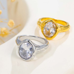 แหวนสแตนเลสสตีลประดับเซอร์โคเนียสองสีเคลือบทอง 18K ดีไซน์ทันสมัย หรูหรา โดดเด่น เหมาะสำหรับใส่ในชีวิตประจำวัน - Product Image 1