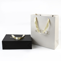 Sacs shopping personnalisés en papier mat blanc et noir avec logo doré pour emballage de cadeaux et vêtements, faible MOQ, OEM, vente en gros