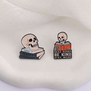 เข็มกลัดรูปโครงกระดูกอ่านหนังสือ ดีไซน์แปลกตา รักการอ่าน ใจดี เข็มกลัดติดเสื้อ แฟชั่นเครื่องประดับ ของขวัญสำหรับเพื่อน - Product Image 3