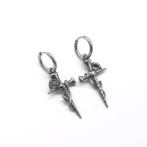 Pendientes de aro Huggie para hombre, chapados en oro, hipoalergénicos, con dije de cruz envuelto en espina de rosa, joyería gótica oscura vintage perforada - Product Image 5