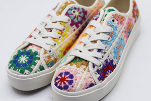 Baskets plateforme bohèmes rétro en patchwork carré crocheté à la main avec lacets et semelle blanche – Chaussures colorées pour femmes - Product Image 5