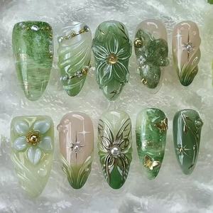 Ongles press-on verts, forme amande moyenne, avec perles 3D dorées, motifs fleurs et papillons, pour femme, collection printemps-été - Product Image 2