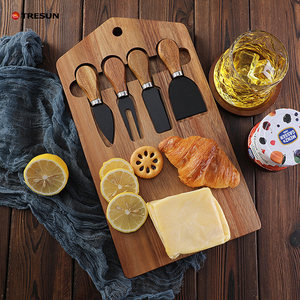 Planche à fromage en bois d'acacia de forme carrée personnalisée pour la cuisine, vente en gros, avec 4 couteaux - Product Image 1