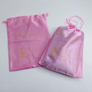 Bolsas de Satén Rosa Personalizadas con Cordón y Estampado en Dorado - Bolsas de Lujo para Empaque de Extensiones de Cabello con Iconos de Redes Sociales - Product Image 5