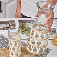 Vente en gros de tasses à lait en verre tressé en rotin vintage faites à la main, avec porte-gobelet en rotin